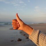 砂浜に置かれた手