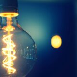 光る電球のクローズアップ