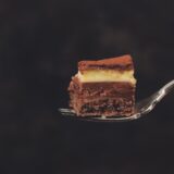 フォークに乗ったケーキ