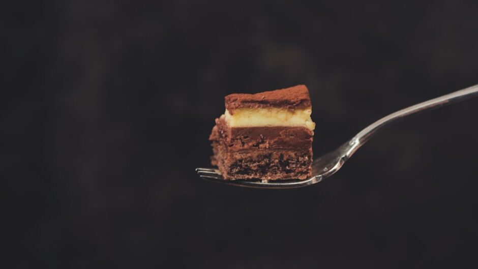 フォークに乗ったケーキ