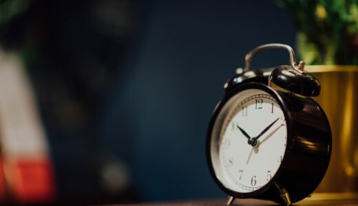 「beat the clock」の意味とは？「時間内に終わらせる」をネイティブが使う表現を解説