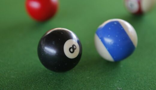 「behind the eight ball」の意味とは？「厄介な状況！」をネイティブが使う表現を解説