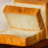 トーストにバターを塗る様子