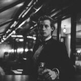 グラスを手にする男性
