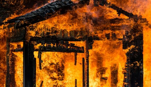 「go up in flames」の意味とは？「水の泡になる」と伝える方法をネイティブ目線で解説