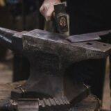 金属をハンマーで叩く職人