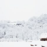 雪景色の中の山小屋