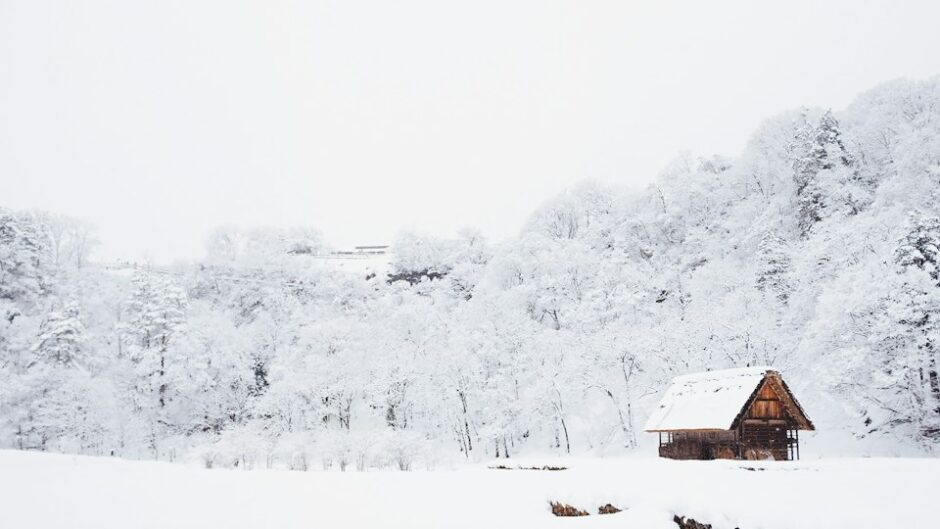 雪景色の中の山小屋