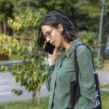 公園で電話する女性
