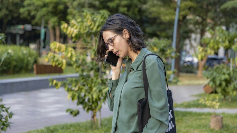 公園で電話する女性