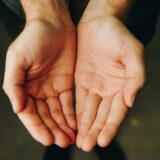 両手を差し出すジェスチャー