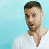 驚いた表情の男性