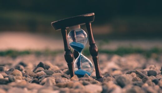 「The clock is ticking」の意味とは？「もう時間がない・時間が迫る」をネイティブが使う表現を解説