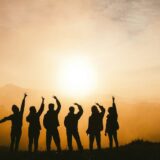 親友同士で寄り添う様子