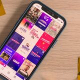 SNSフィードを表示するスマートフォン