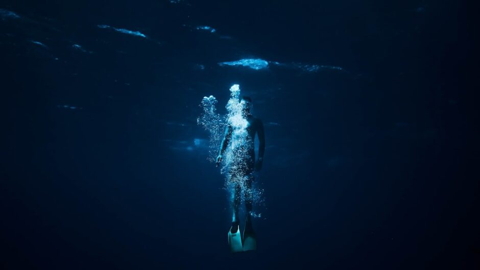深く青い海の水面