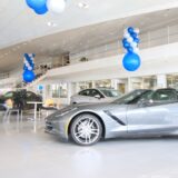 ショールームに飾られた光沢のあるスポーツカー