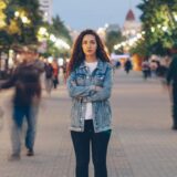 人混みの中を進んでいく女性