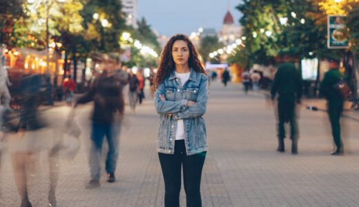 「sharp elbows」の意味とは？「押しの強さ・なりふり構わない野心」をネイティブが使う表現を解説