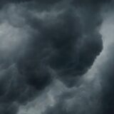 夜空に垂れ込める嵐の雲