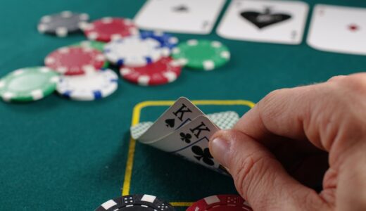「lay your cards on the table」の意味とは？「正直になる」をネイティブが使うイディオム