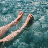 水に足をつける人