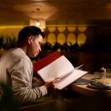 レストランでメニューを読む男性