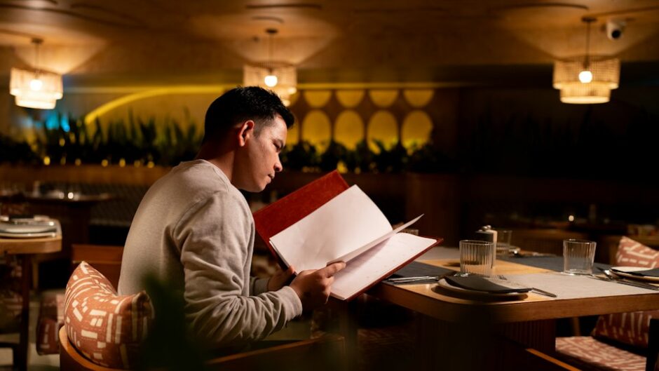 レストランでメニューを読む男性