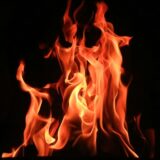 地平線で燃え上がる炎