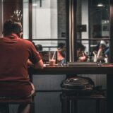 一人でカフェに座る様子