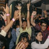 パーティーで楽しそうに踊る人たち