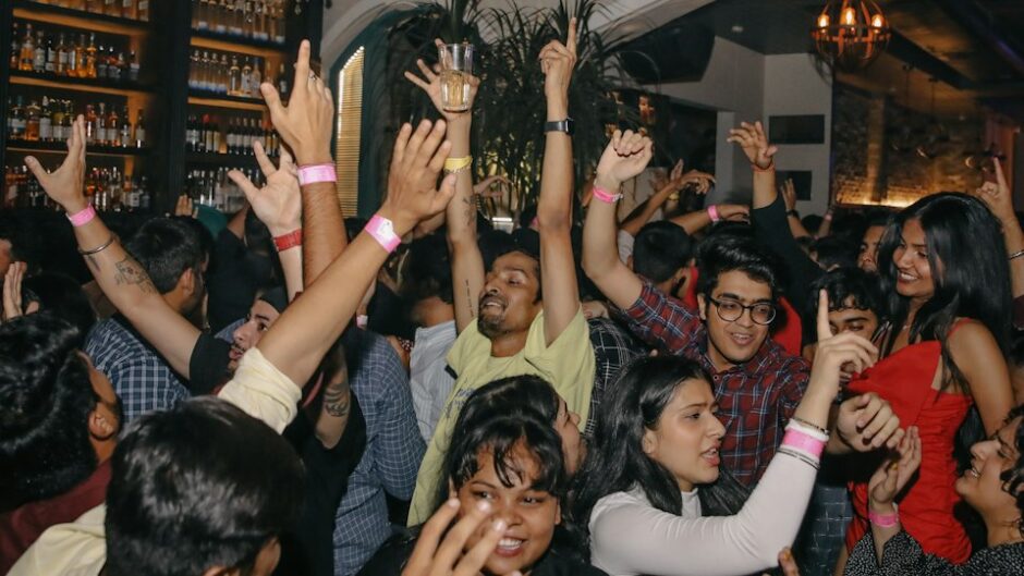 パーティーで楽しそうに踊る人たち