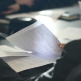 テーブルで書類を読む女性