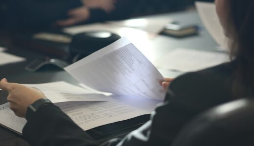 「whistleblower」の意味とは？「内部告発者」と伝える方法をネイティブ目線で解説