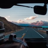 車の座席に座る人