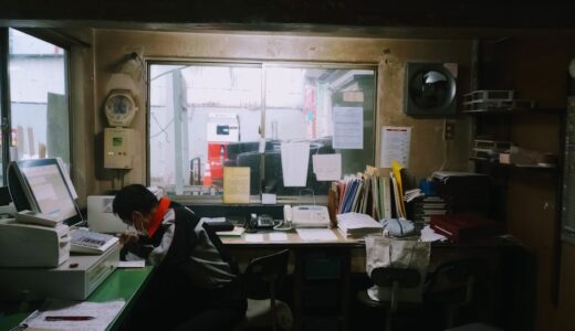 「ride a desk」の意味とは？「デスクワークをする」をネイティブが使う表現を解説