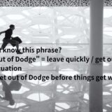 get out of dodge の意味は？ネイティブ英語の使い方と例文