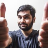 サムズアップをする男性