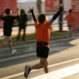 全力でゴールするランナー