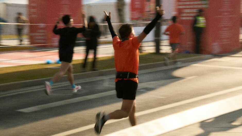 全力でゴールするランナー