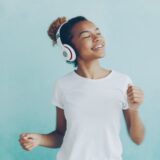 ヘッドホンで音楽を楽しむ女性