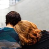 寄り添う二人