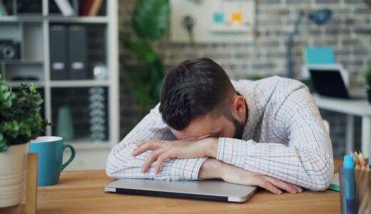 「burn out」の意味とは？「燃え尽きる・疲弊する」をネイティブが使うイディオムを解説