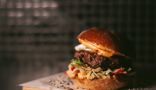 「bussin」の意味とは？「めちゃくちゃうまい・最高」をネイティブが使うスラングを解説