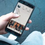 スマートフォンを見る人 - chronically onlineのイメージ