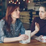 カフェで正直な話し合いをする2人の女性 - come cleanのイメージ