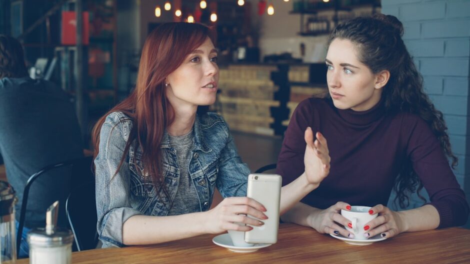 カフェで正直な話し合いをする2人の女性 - come cleanのイメージ