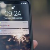 スマートフォンを手に持つ人
