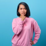 懐疑的な表情の女性