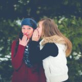 秘密を打ち明ける2人 - let someone in on somethingのイメージ